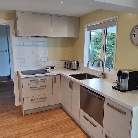 Fully Renovated Hillside Apartment Close To City Christchurch Eksteriør bilde
